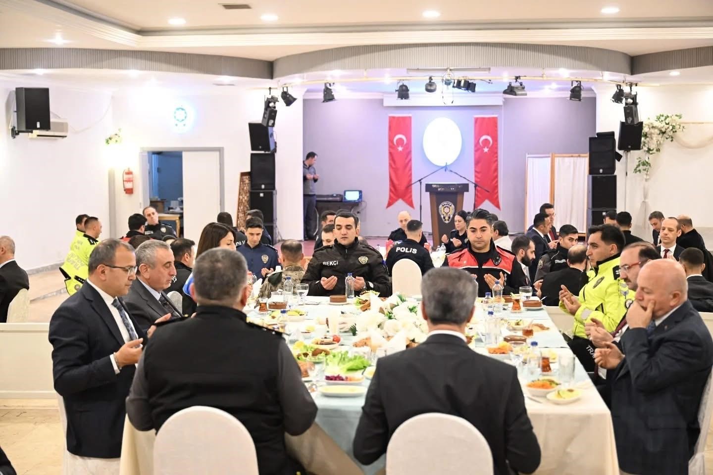 Vali Baruş, polis evinde iftar programında emniyet mensupları ile bir araya geldi
