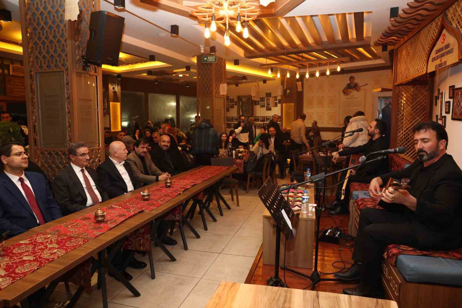 Vali Baruş ve Başkan Sekmen aşıkları dinledi
