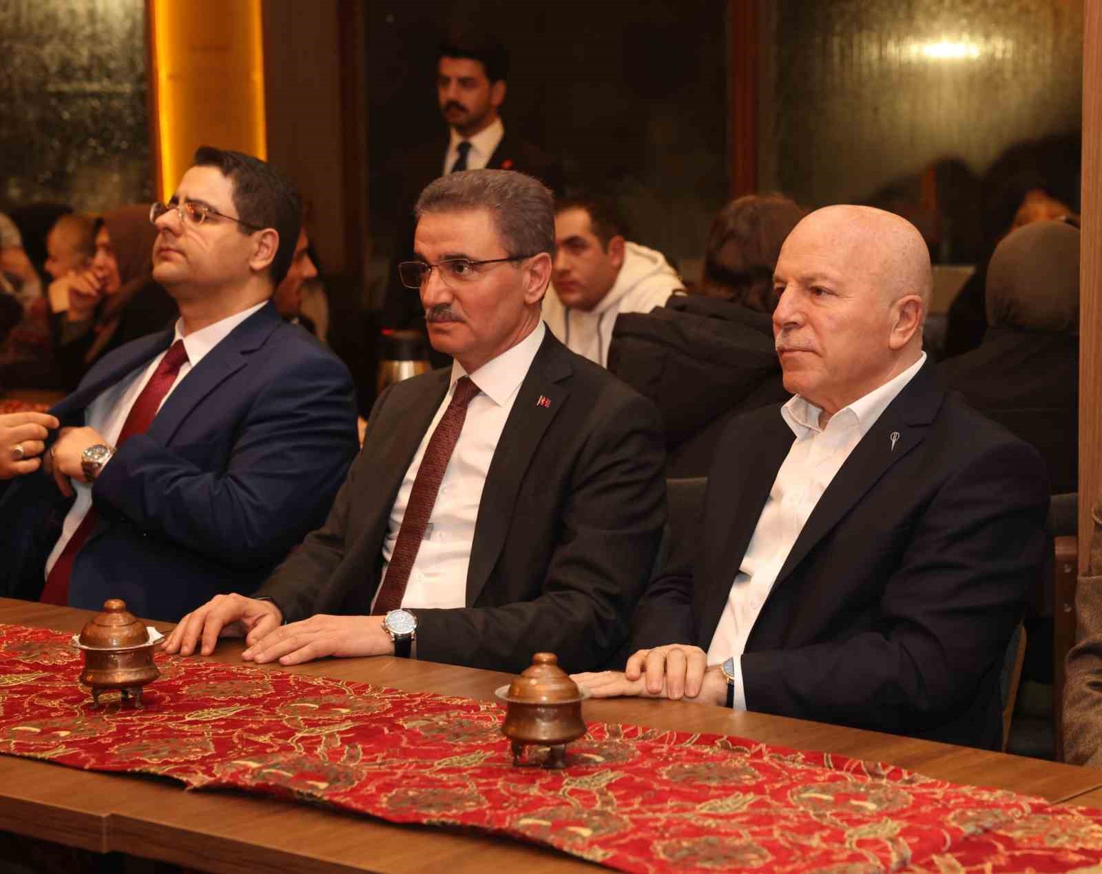 Vali Baruş ve Başkan Sekmen aşıkları dinledi
