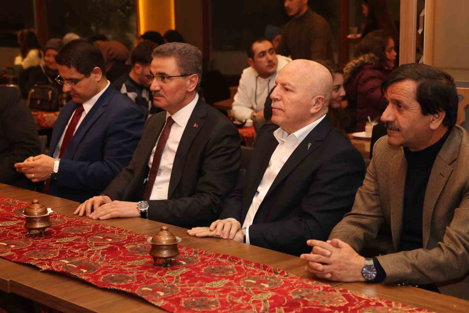 Vali Baruş ve Başkan Sekmen aşıkları dinledi
