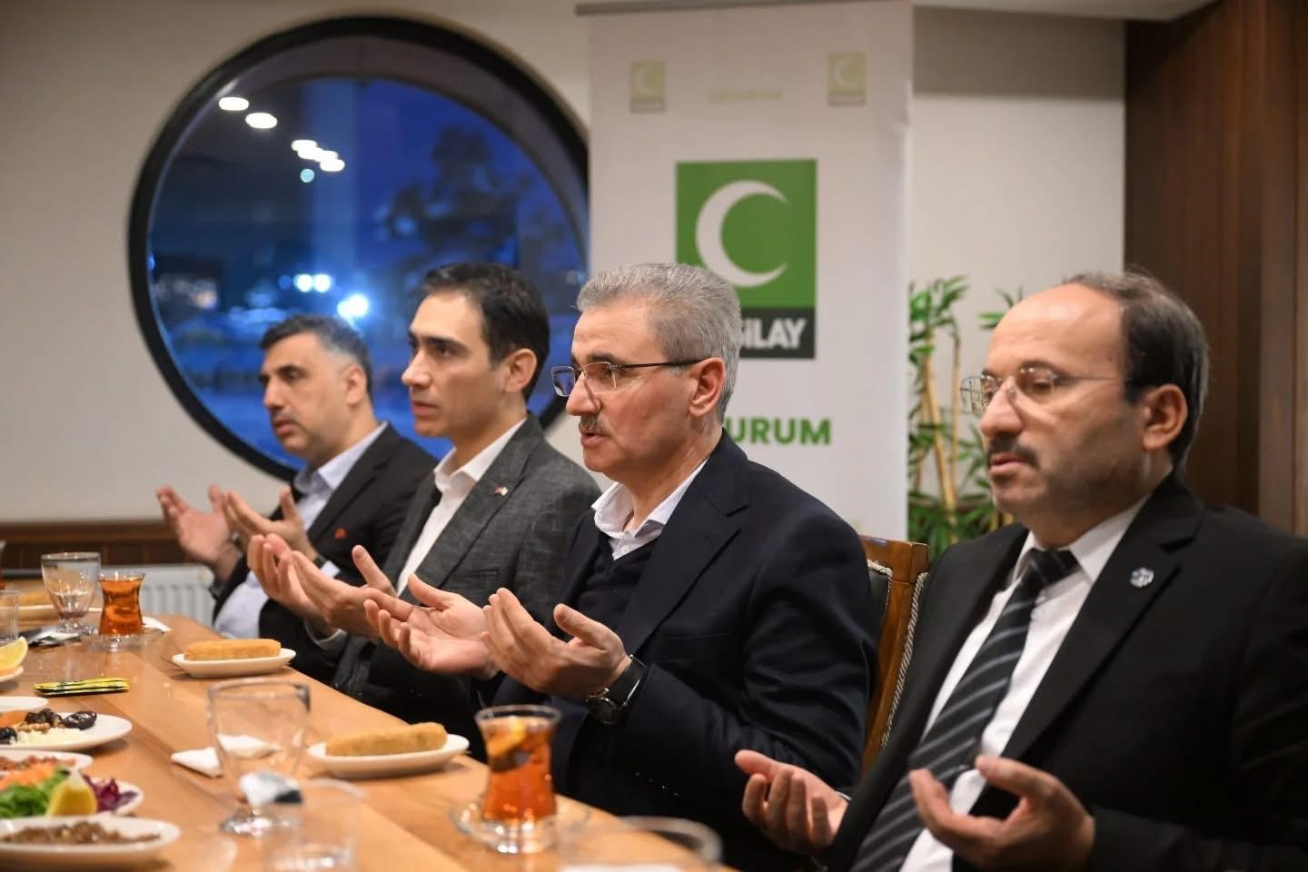 Vali Baruş, Yeşilay’ın iftar programına katıldı
