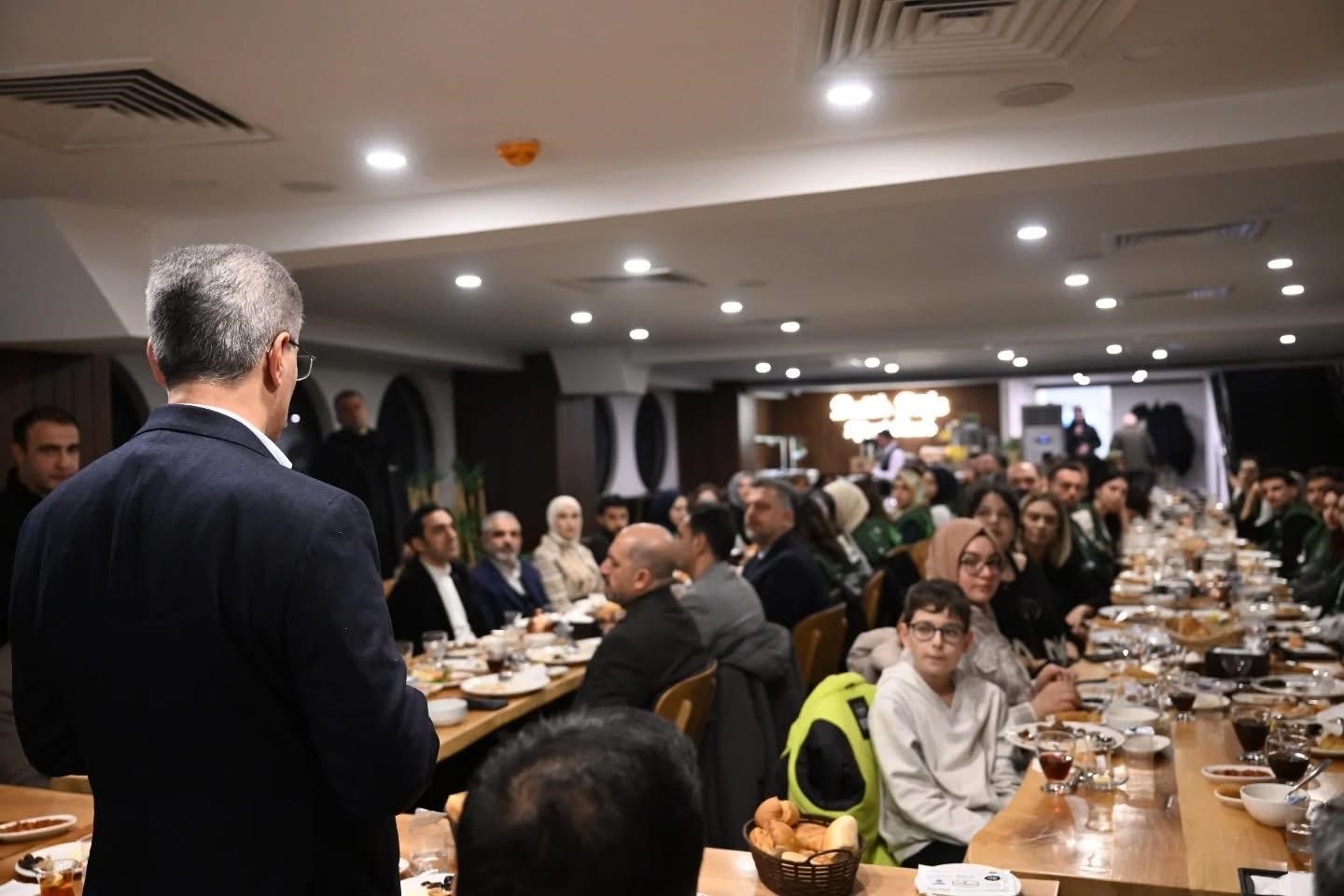Vali Baruş, Yeşilay’ın iftar programına katıldı
