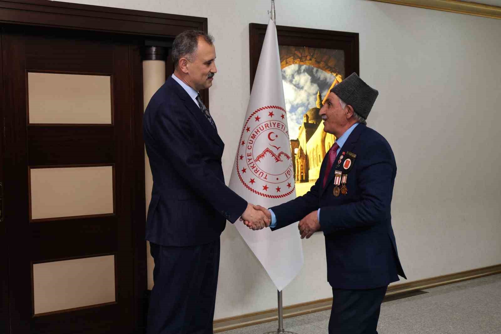 Vali Bozkurt bayramlaşma programında vatandaşlarla buluştu
