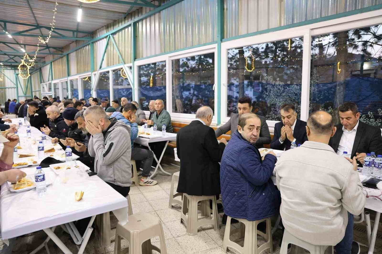 Vali Çağatay, mahalle iftarında vatandaşlarla buluştu
