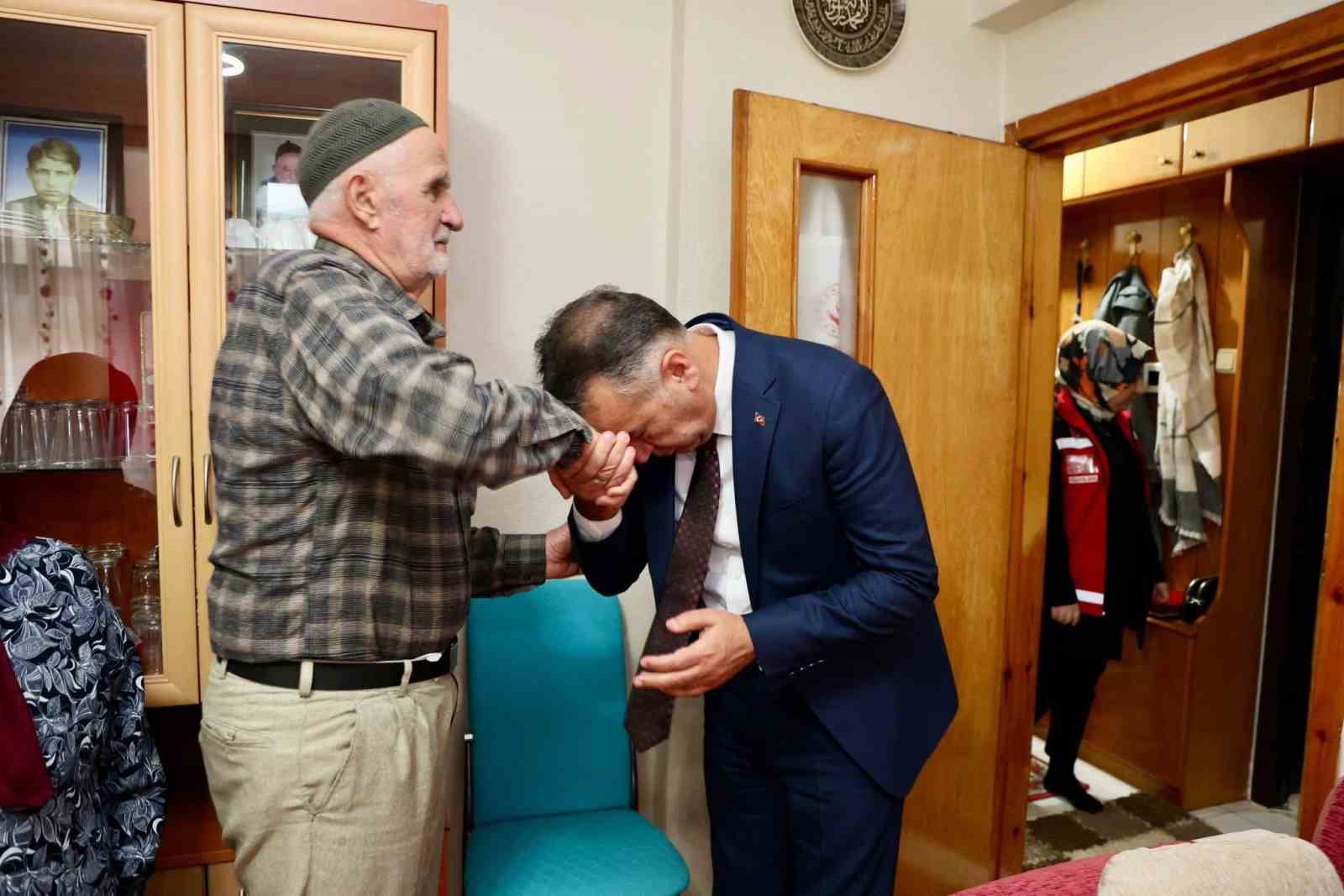 Vali Çağatay’ın ilk ziyareti şehidin baba evi oldu
