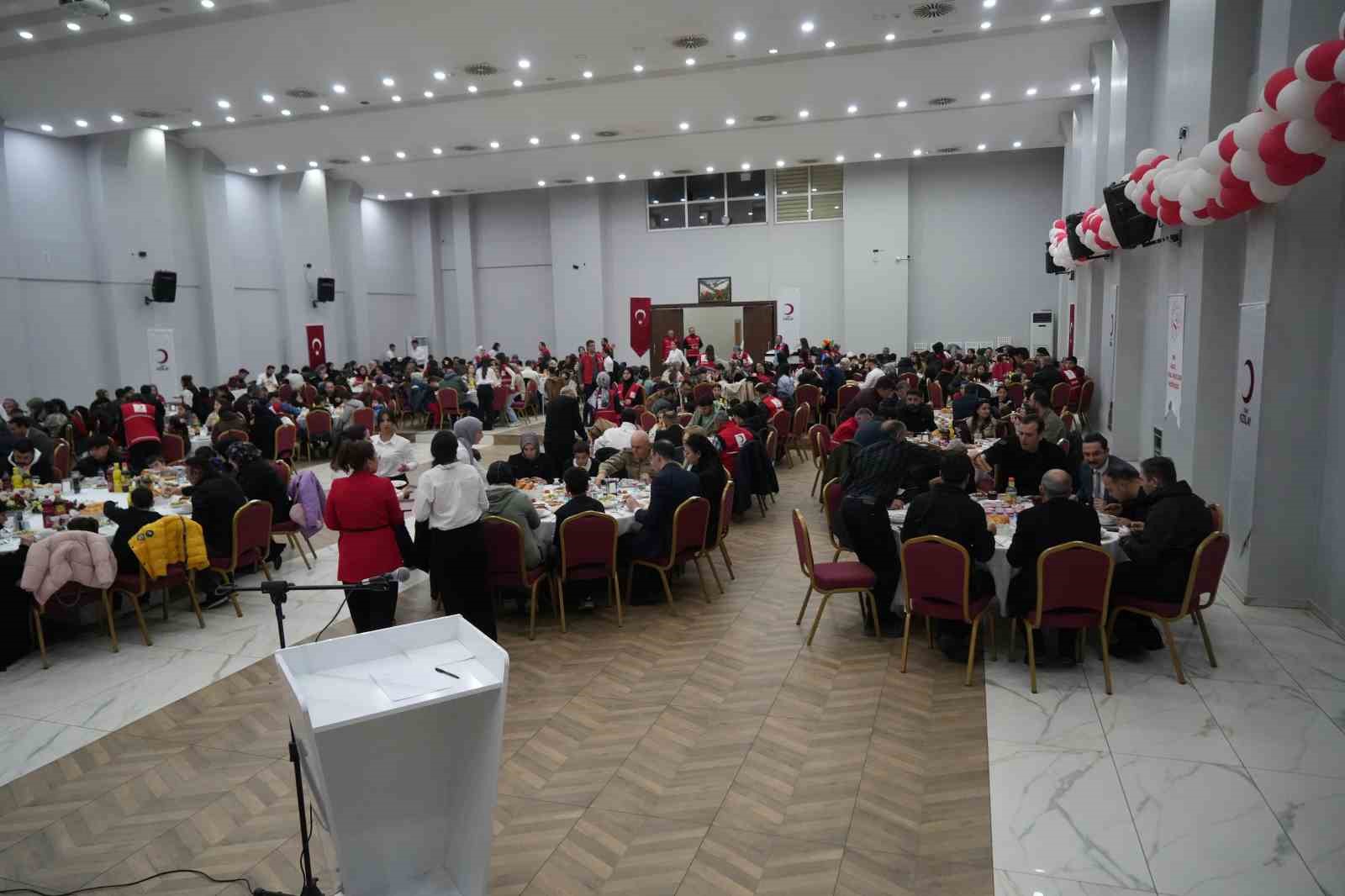 Vali Çakır, Dünya Yetimler Günü’nde koruyucu aileler ve çocuklarla iftarda buluştu
