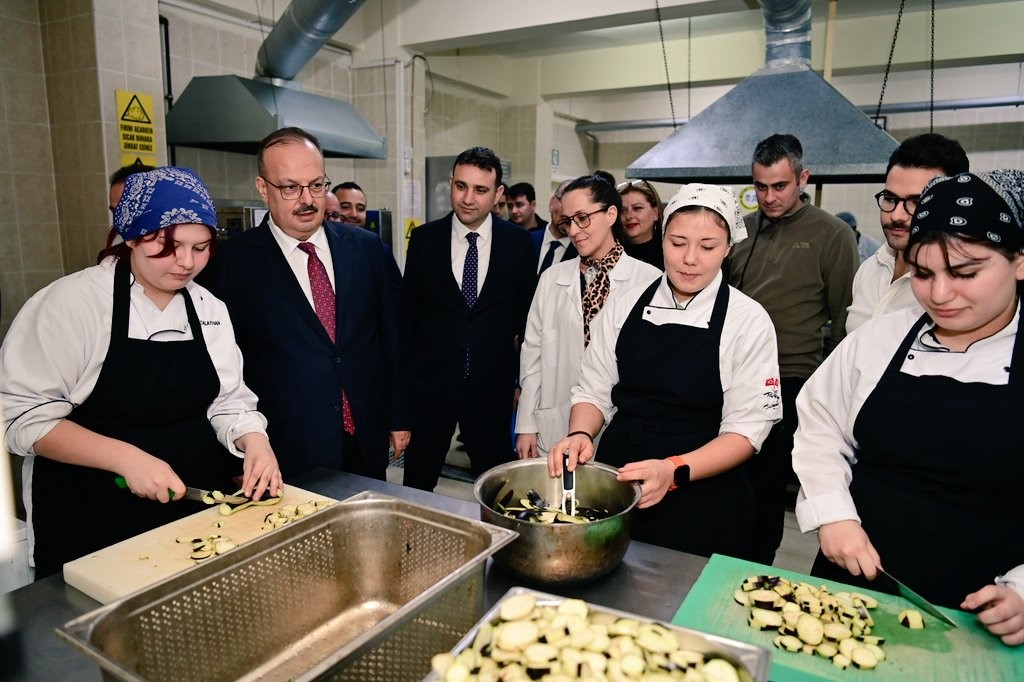 Vali Canbolat’tan mesleki eğitime yakın takip
