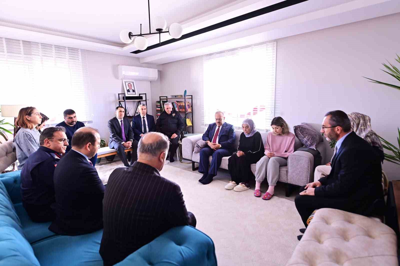 Vali Canbolat’tan şehit polis Koçyiğit’in ailesine taziye ziyareti
