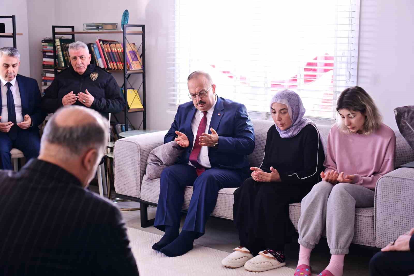 Vali Canbolat’tan şehit polis Koçyiğit’in ailesine taziye ziyareti
