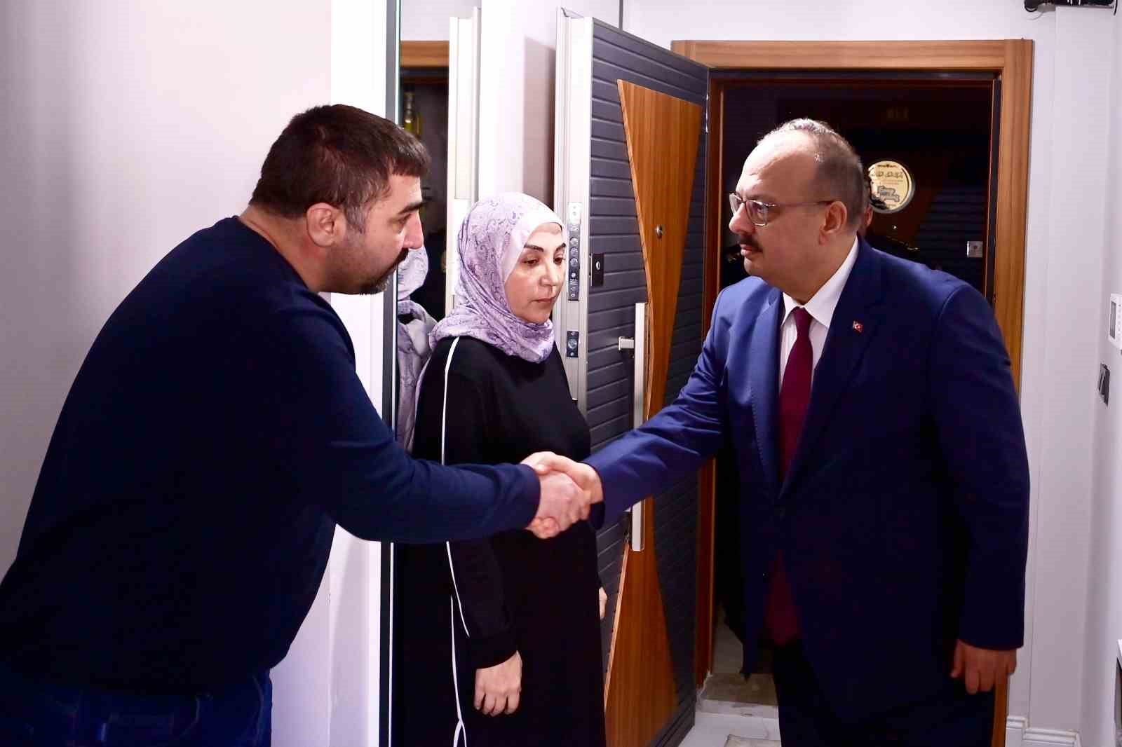 Vali Canbolat’tan şehit polis Koçyiğit’in ailesine taziye ziyareti
