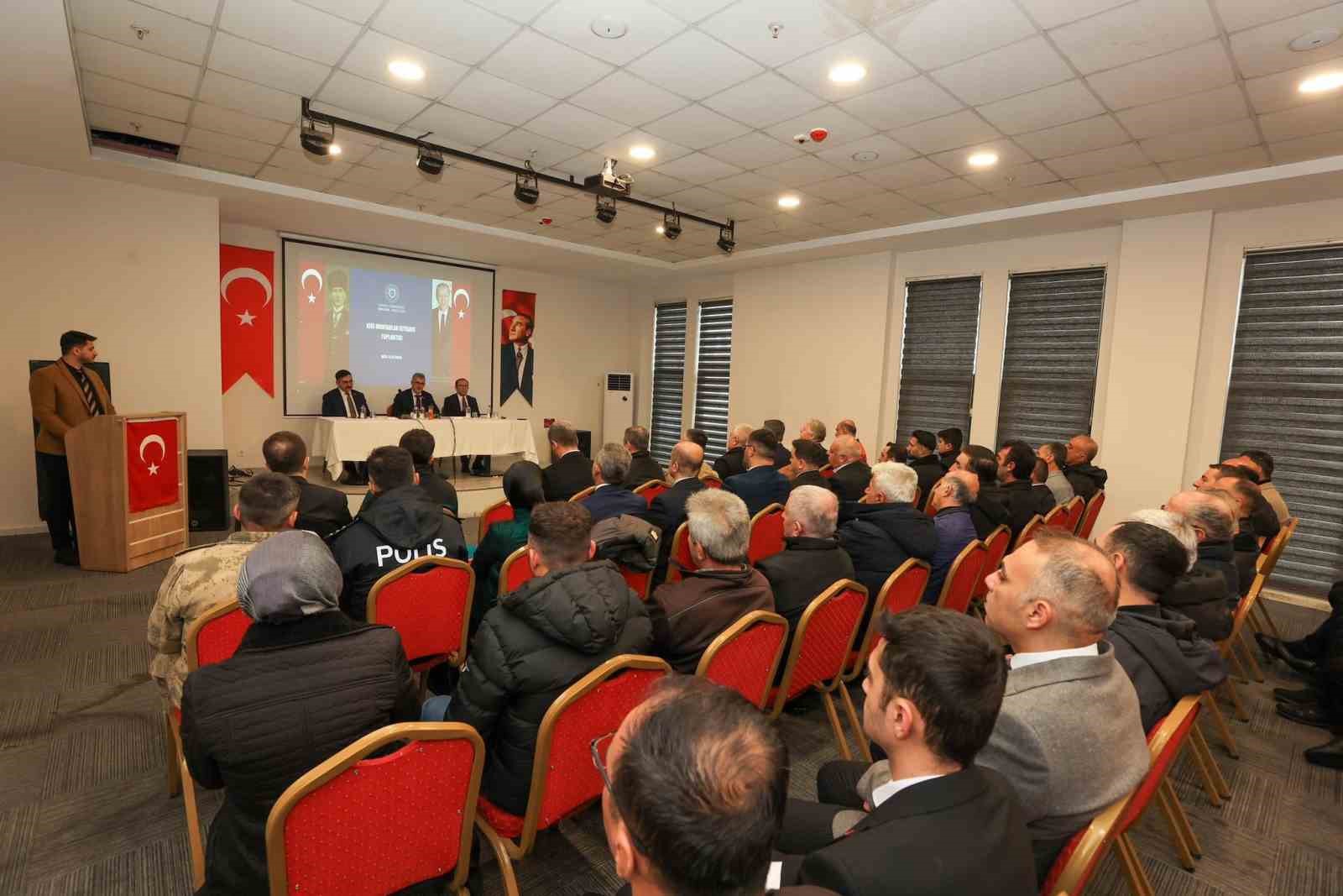 Vali Çelik Kiğı’da muhtarlarla bir araya geldi
