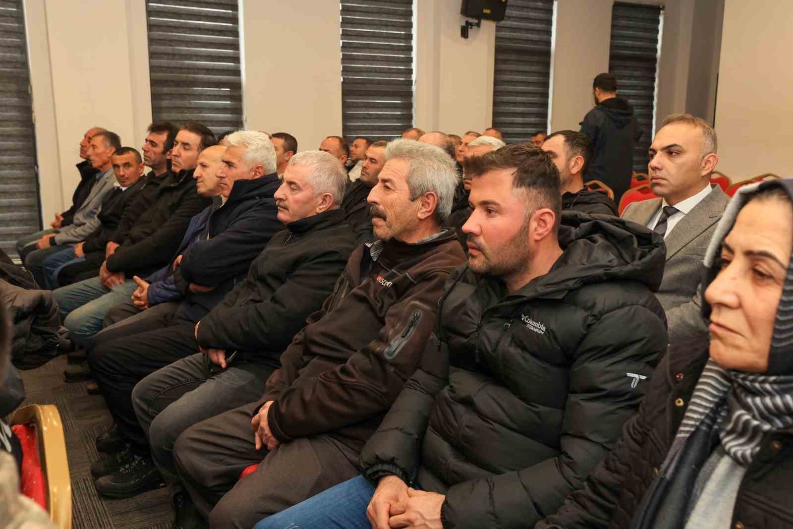 Vali Çelik Kiğı’da muhtarlarla bir araya geldi
