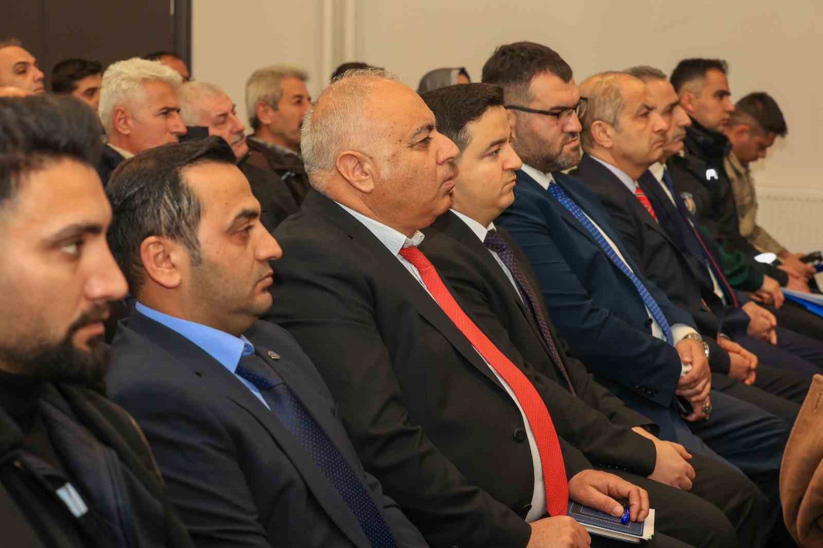 Vali Çelik Kiğı’da muhtarlarla bir araya geldi
