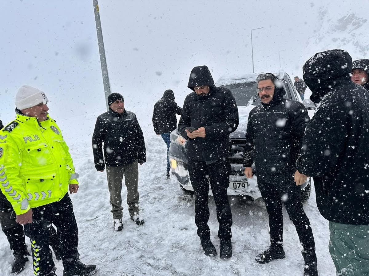 Vali Çelik’ten çığ uyarısı: "Zorunlu olmadıkça dışarı çıkmayın"
Vali Çelik’ten çığ uyarısı: "Zorunlu olmadıkça dışarı çıkmayın"