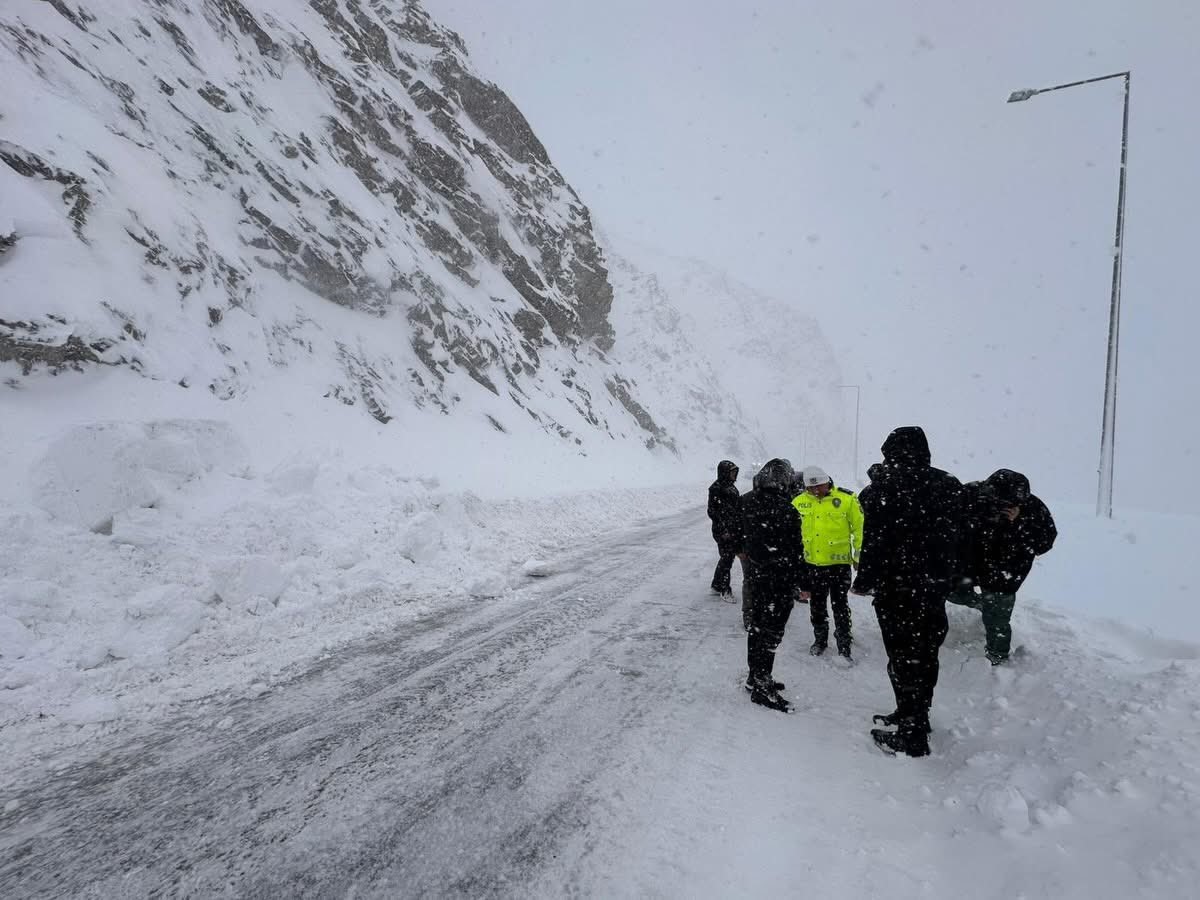 Vali Çelik’ten çığ uyarısı: "Zorunlu olmadıkça dışarı çıkmayın"
Vali Çelik’ten çığ uyarısı: "Zorunlu olmadıkça dışarı çıkmayın"
