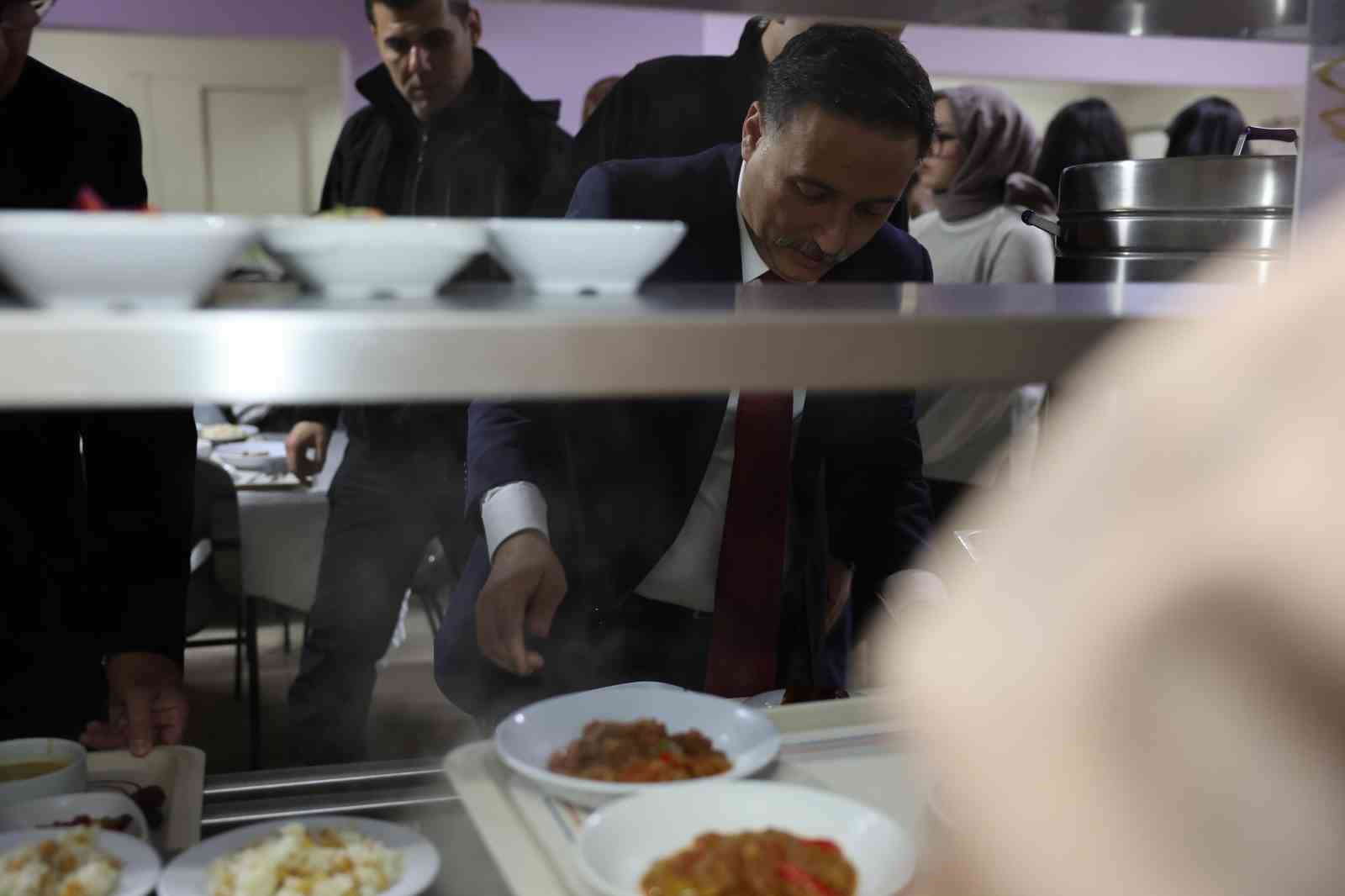 Vali Çiçek, öğrencilerle iftar yaptı
