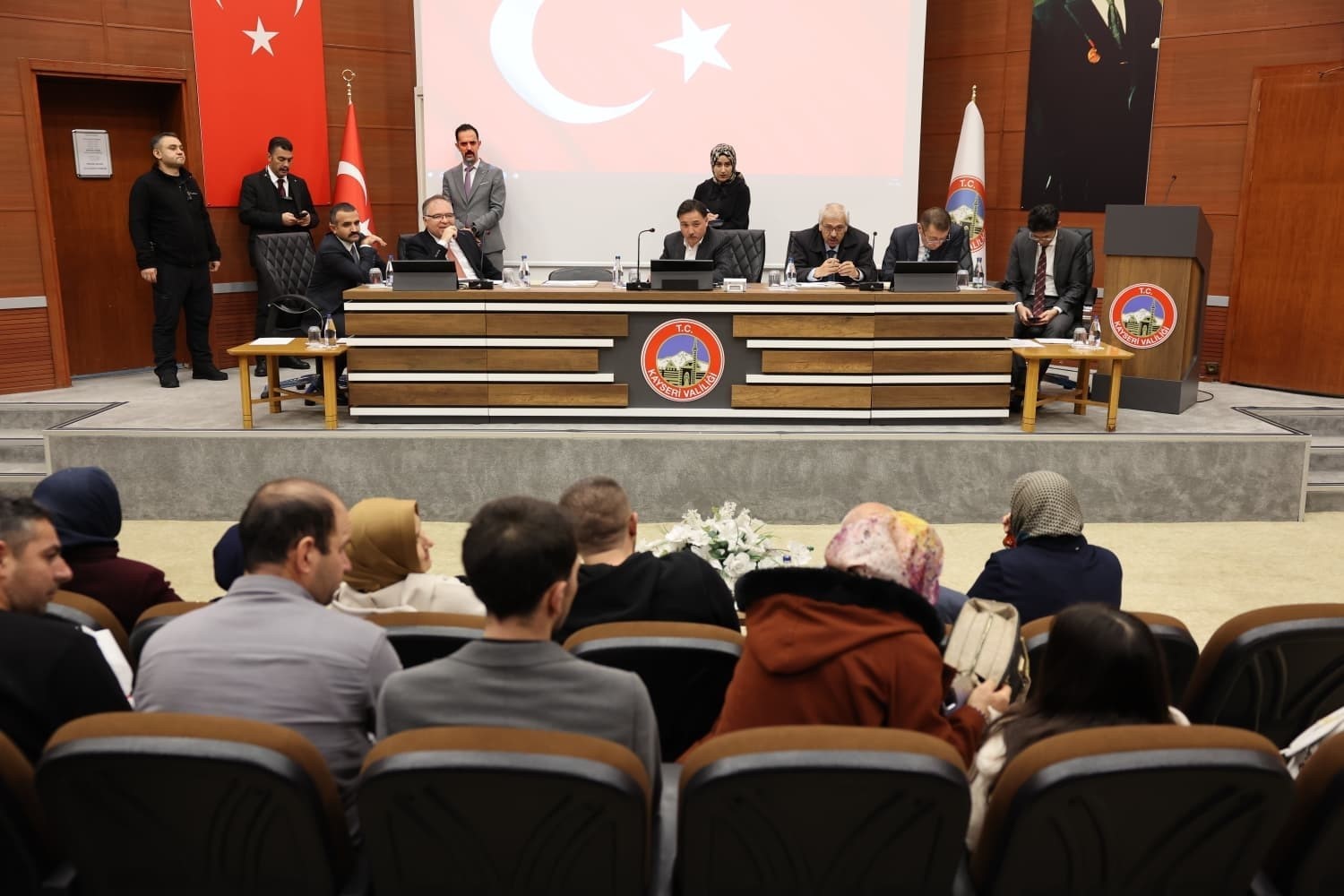 Vali Çiçek vatandaşlarla buluşmaya devam ediyor
