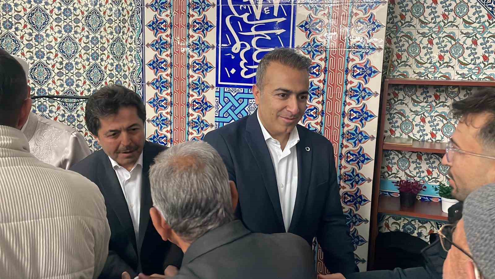 Vali Çiçek ve protokol üyeleri namaz sonrası vatandaşlarla bayramlaştı
