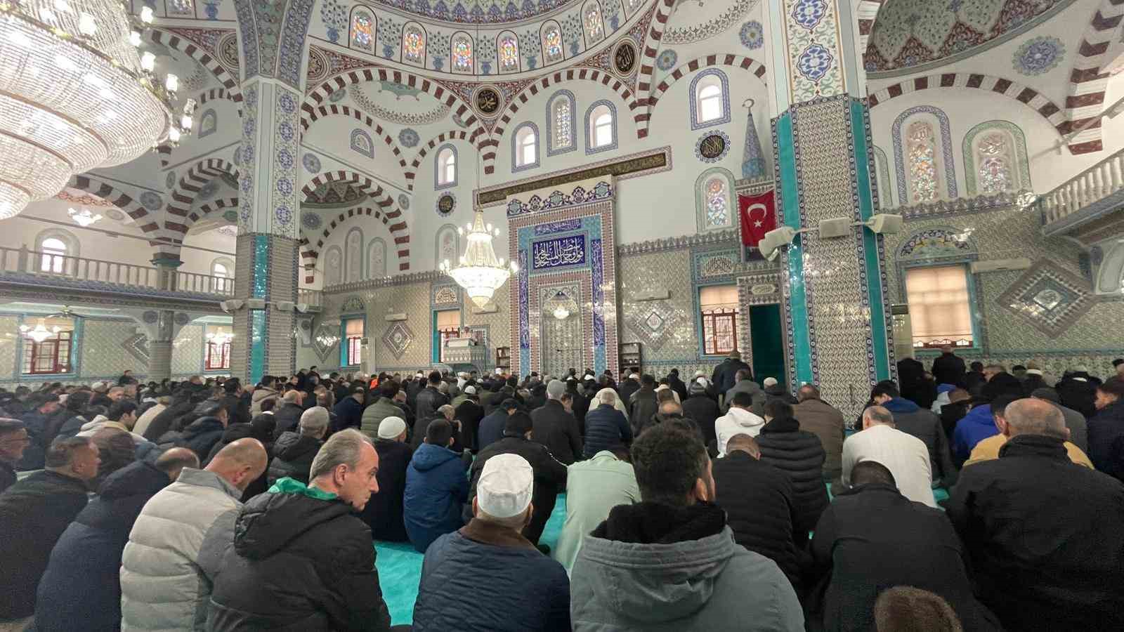 Vali Çiçek ve protokol üyeleri namaz sonrası vatandaşlarla bayramlaştı
