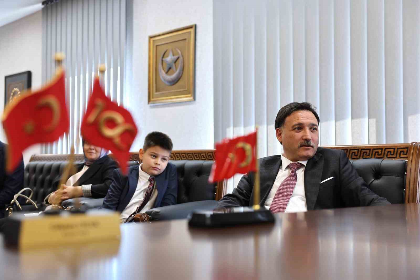 Vali Çiçek’in makamı 23 Nisan’da çocuklara emanet
