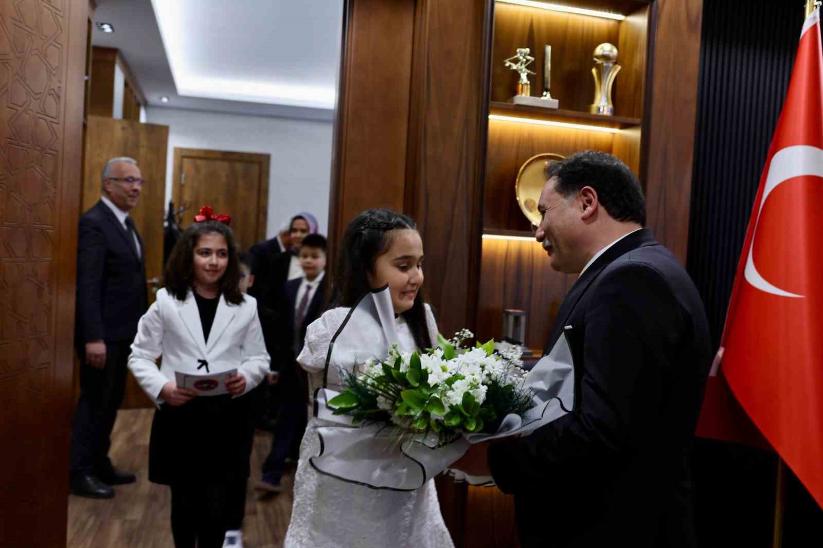 Vali Çiçek’in makamı 23 Nisan’da çocuklara emanet
