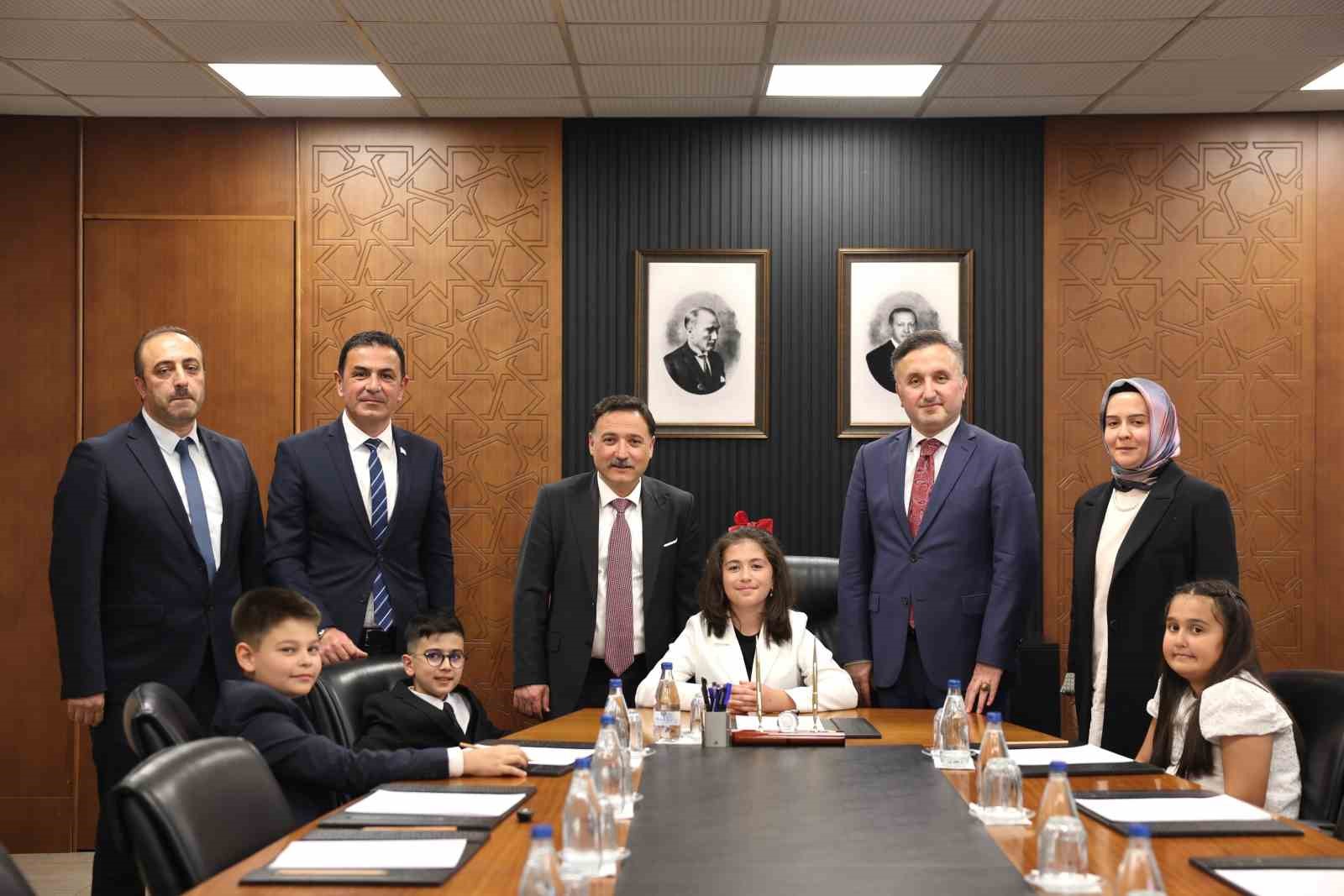 Vali Çiçek’in makamı 23 Nisan’da çocuklara emanet
