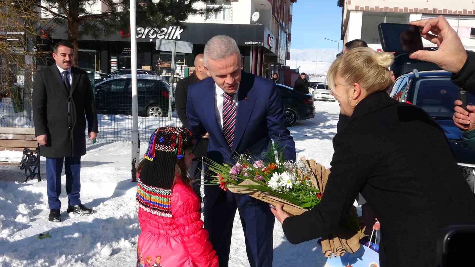 Vali Çiçekli görevine başladı
