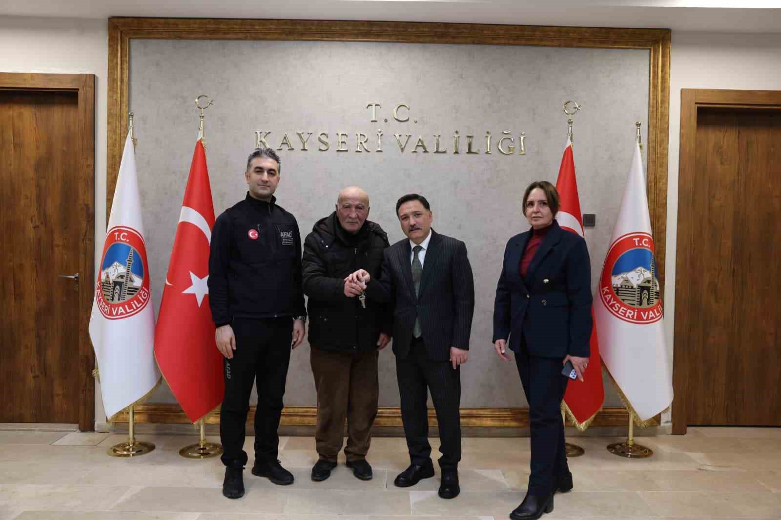 Vali Çiçek’ten afetzede ailelere anahtar teslimi
