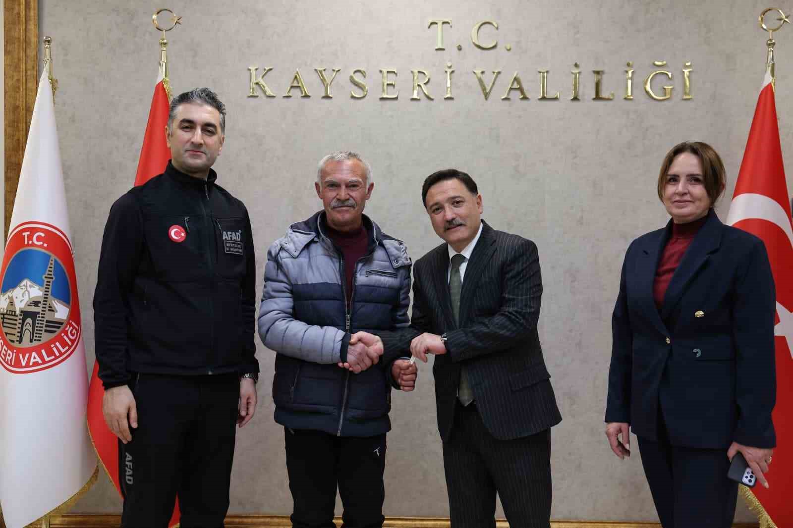 Vali Çiçek’ten afetzede ailelere anahtar teslimi
