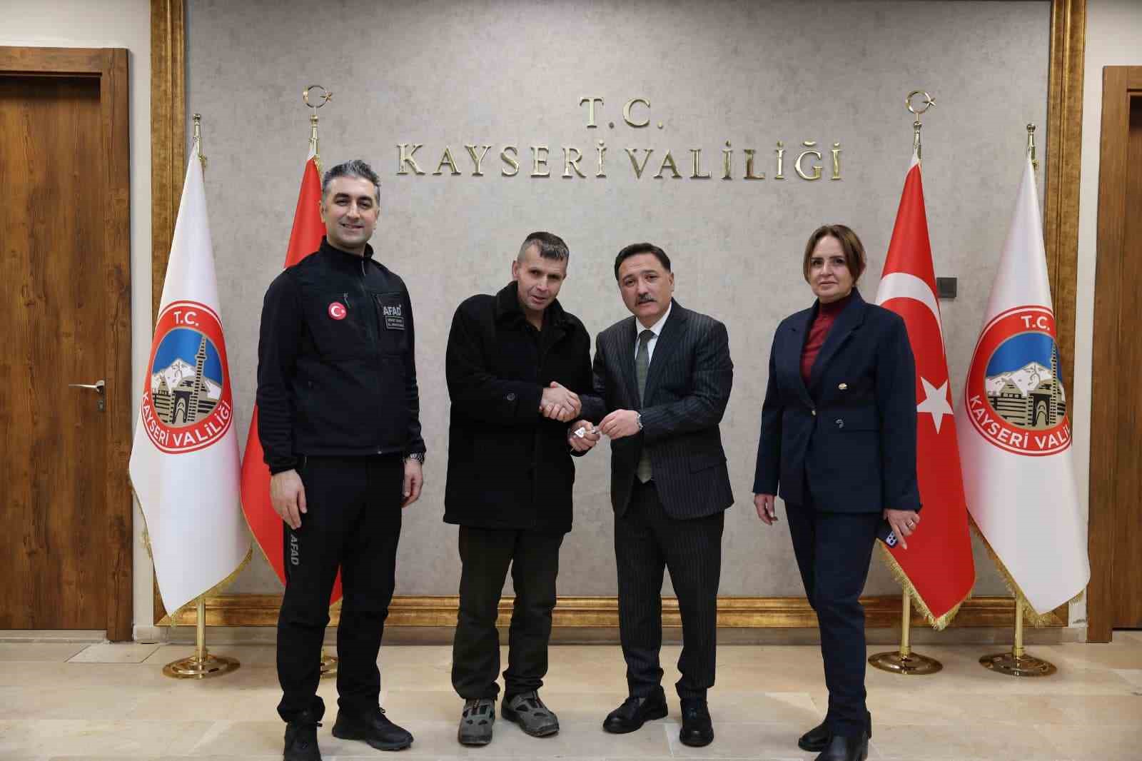 Vali Çiçek’ten afetzede ailelere anahtar teslimi
