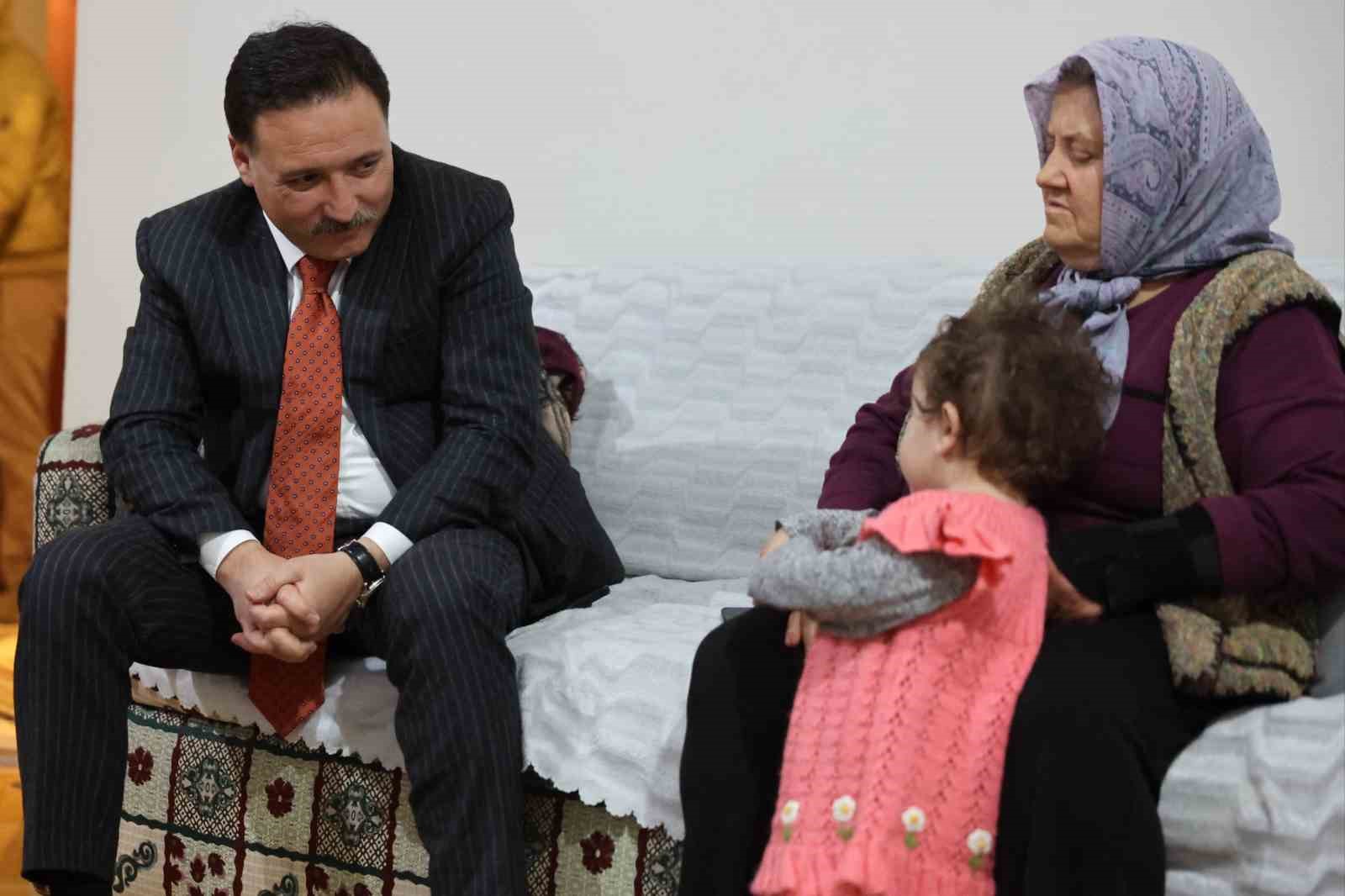 Vali Çiçek’ten ev ziyareti
