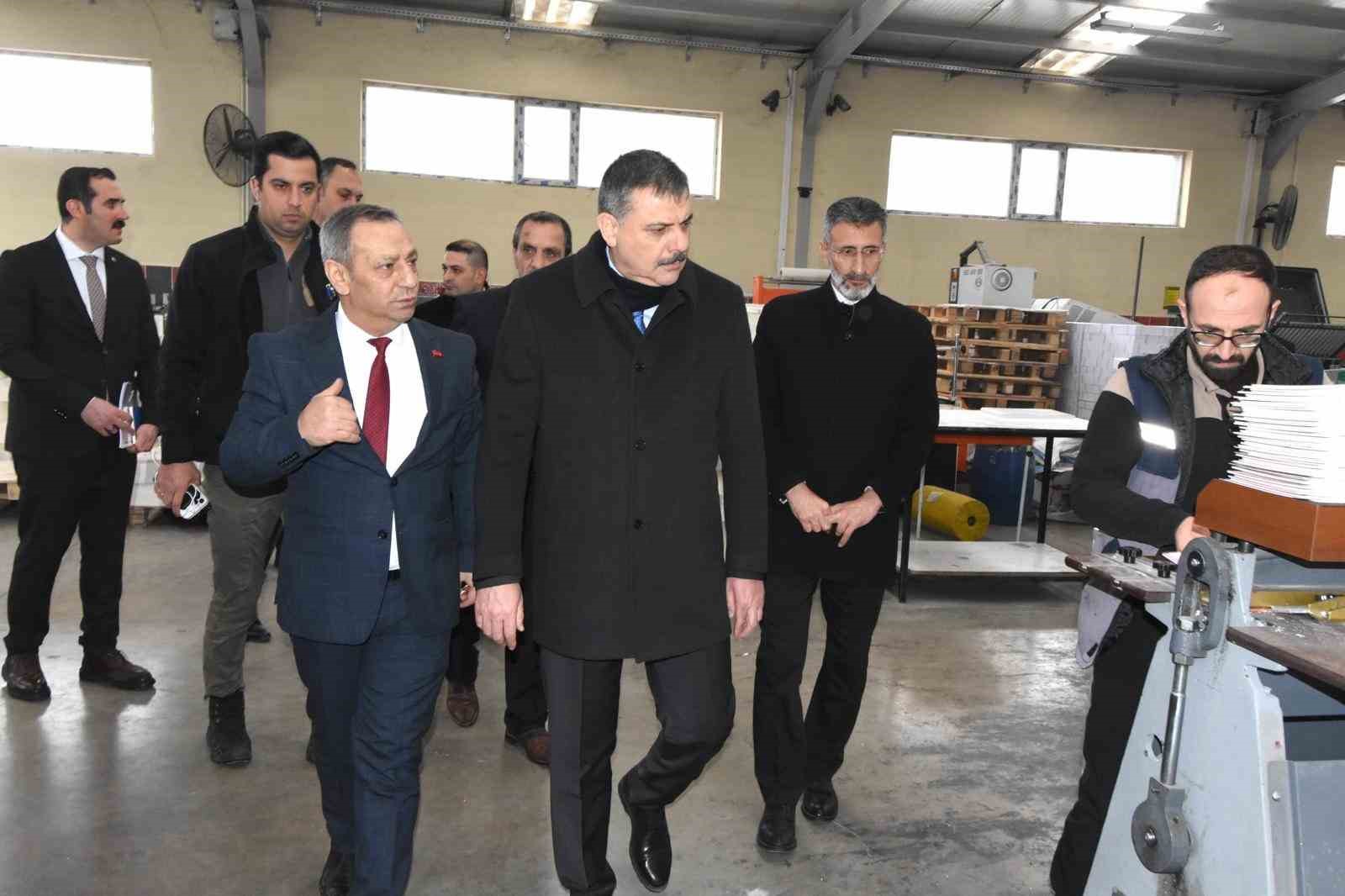 Vali Çiftçi, 42’nci kuruluş yılında Zafer Ofset baskı tesislerini gezdi
Vali Çiftçi, 42’nci kuruluş yılında Zafer Ofset baskı tesislerini gezdi