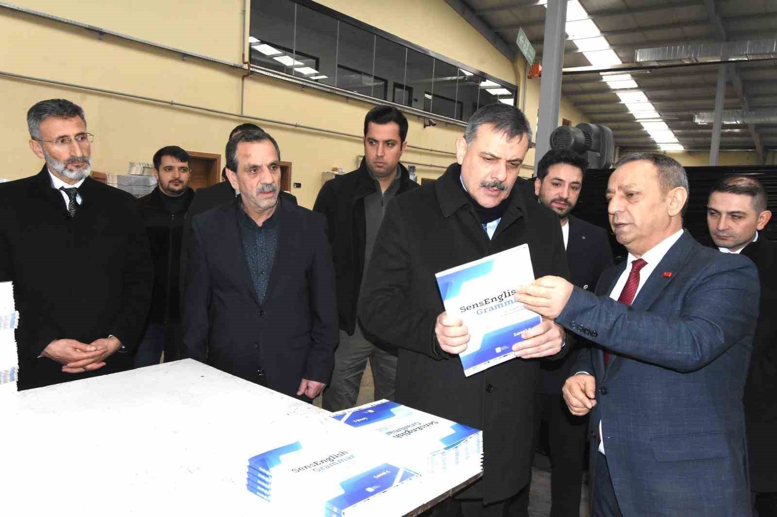 Vali Çiftçi, 42’nci kuruluş yılında Zafer Ofset baskı tesislerini gezdi
Vali Çiftçi, 42’nci kuruluş yılında Zafer Ofset baskı tesislerini gezdi