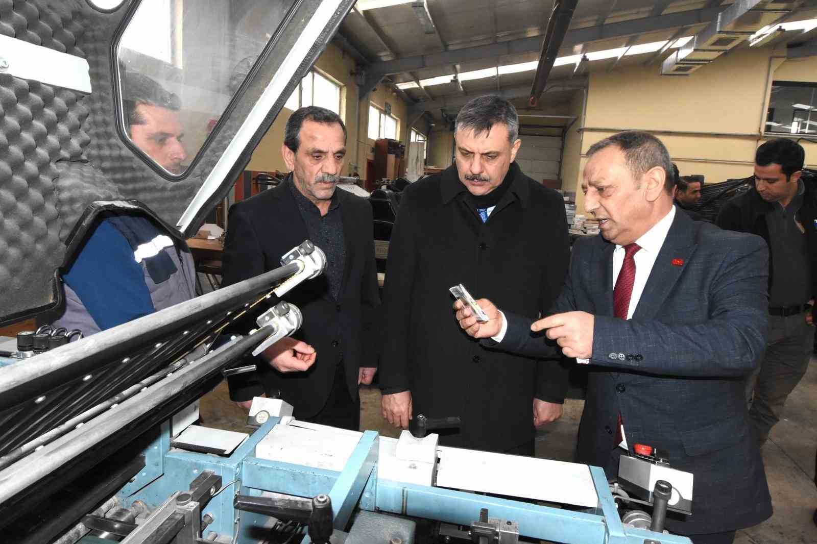 Vali Çiftçi, 42’nci kuruluş yılında Zafer Ofset baskı tesislerini gezdi
Vali Çiftçi, 42’nci kuruluş yılında Zafer Ofset baskı tesislerini gezdi