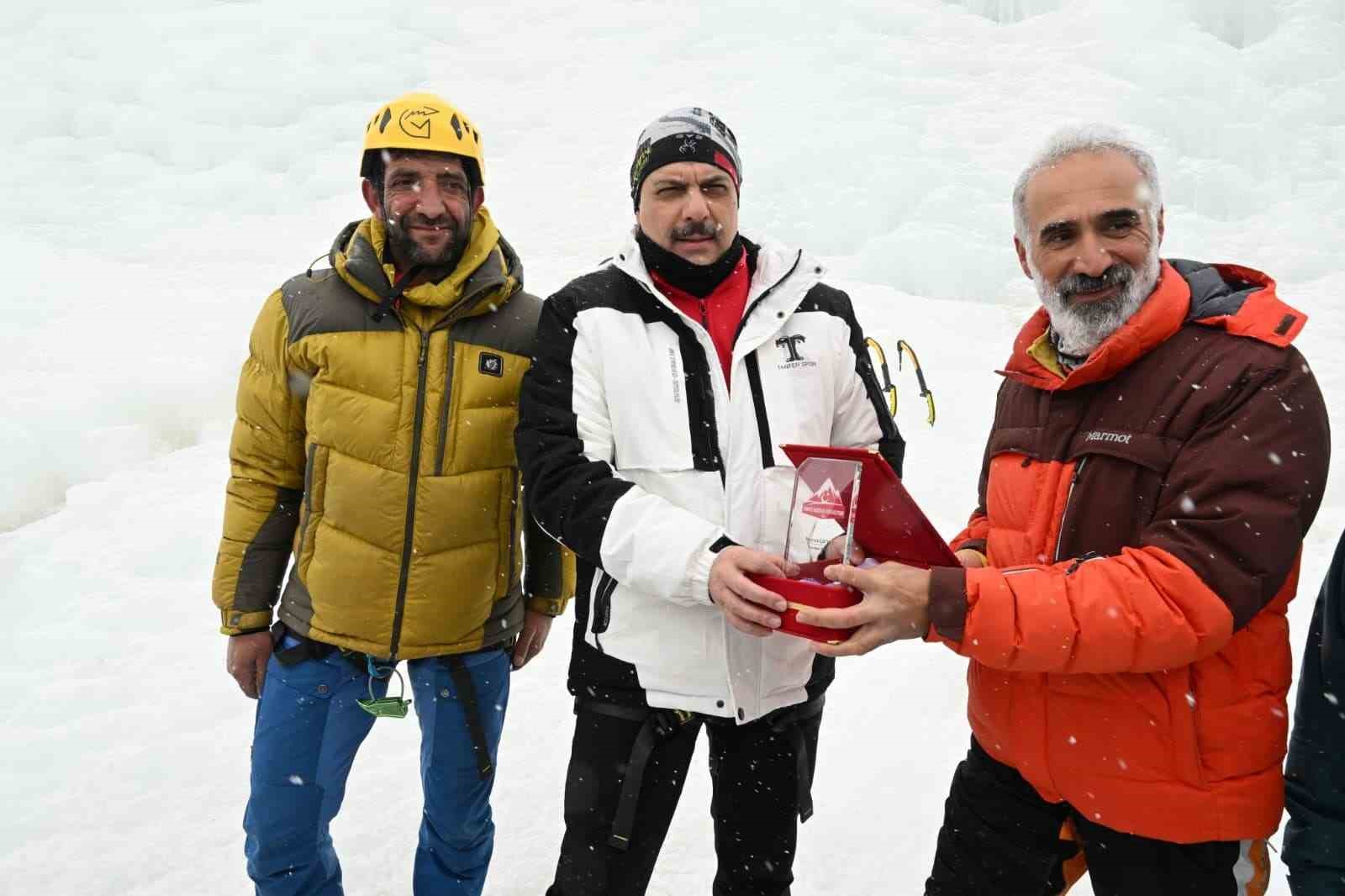 Vali Çiftçi, yapay buz duvarına tırmandı
