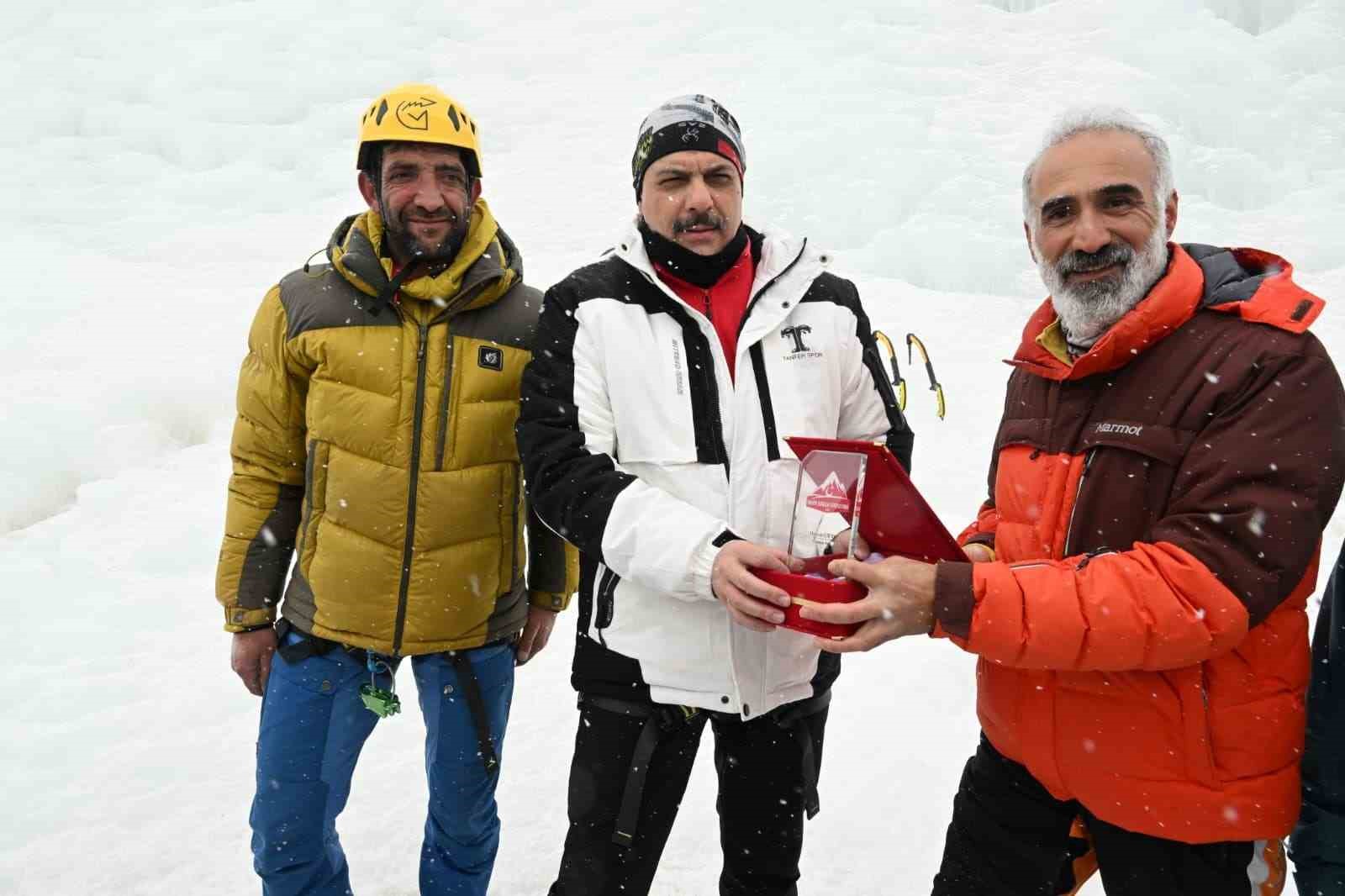 Vali Çiftçi, yapay buz duvarına tırmandı
