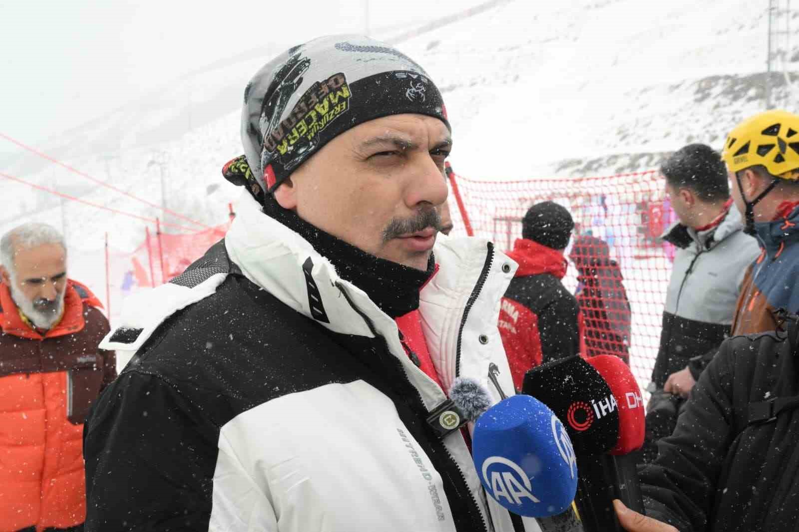 Vali Çiftçi, yapay buz duvarına tırmandı
