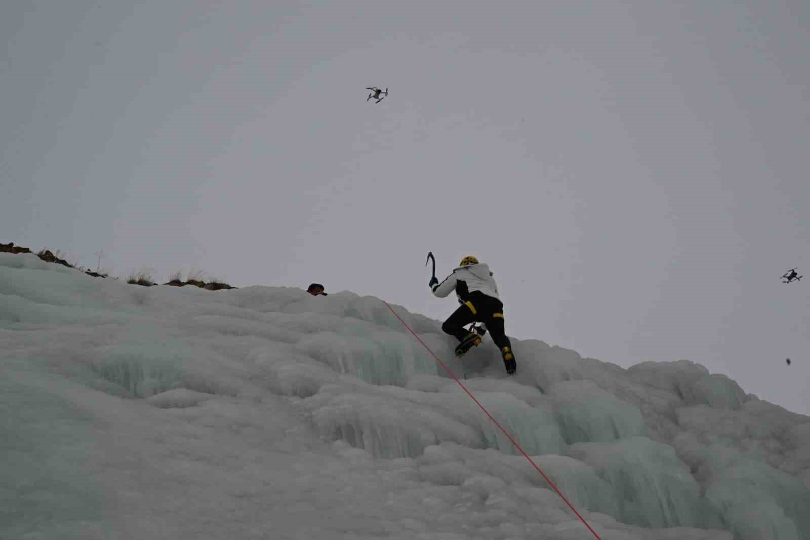 Vali Çiftçi, yapay buz duvarına tırmandı

