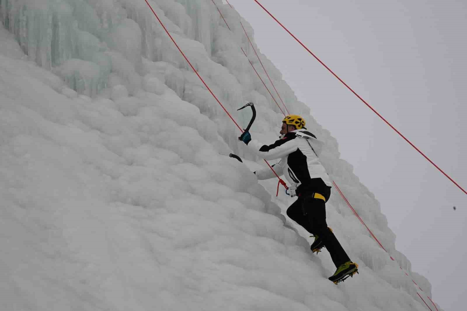 Vali Çiftçi, yapay buz duvarına tırmandı
