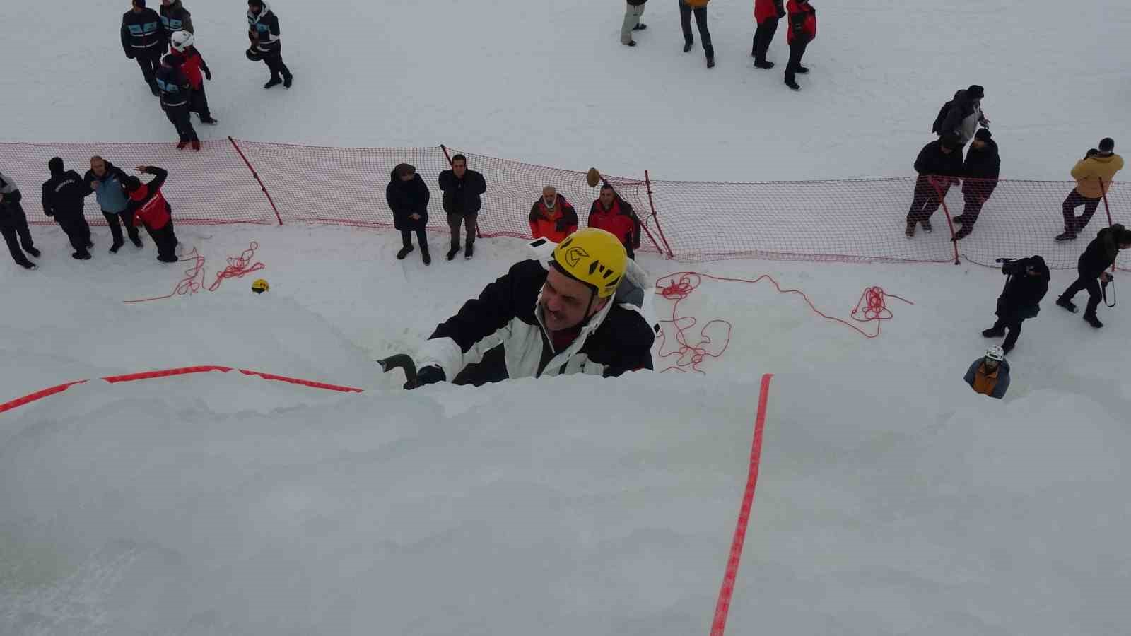 Vali Çiftçi, yapay buz duvarına tırmandı
