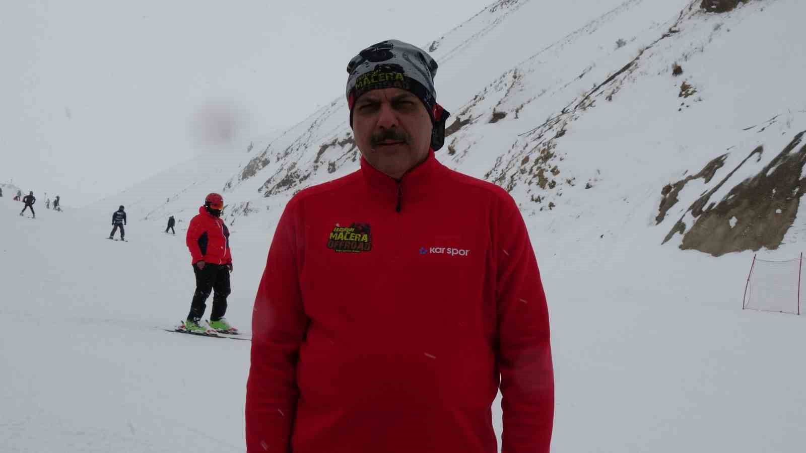 Vali Çiftçi, yapay buz duvarına tırmandı
