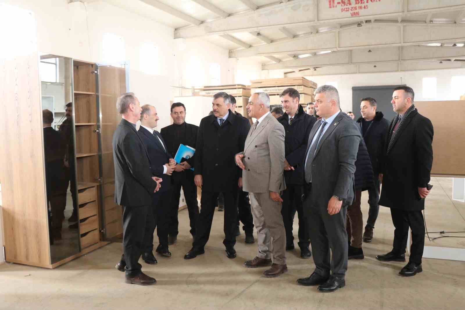 Vali Çiftçi’den Oltu çıkarması
