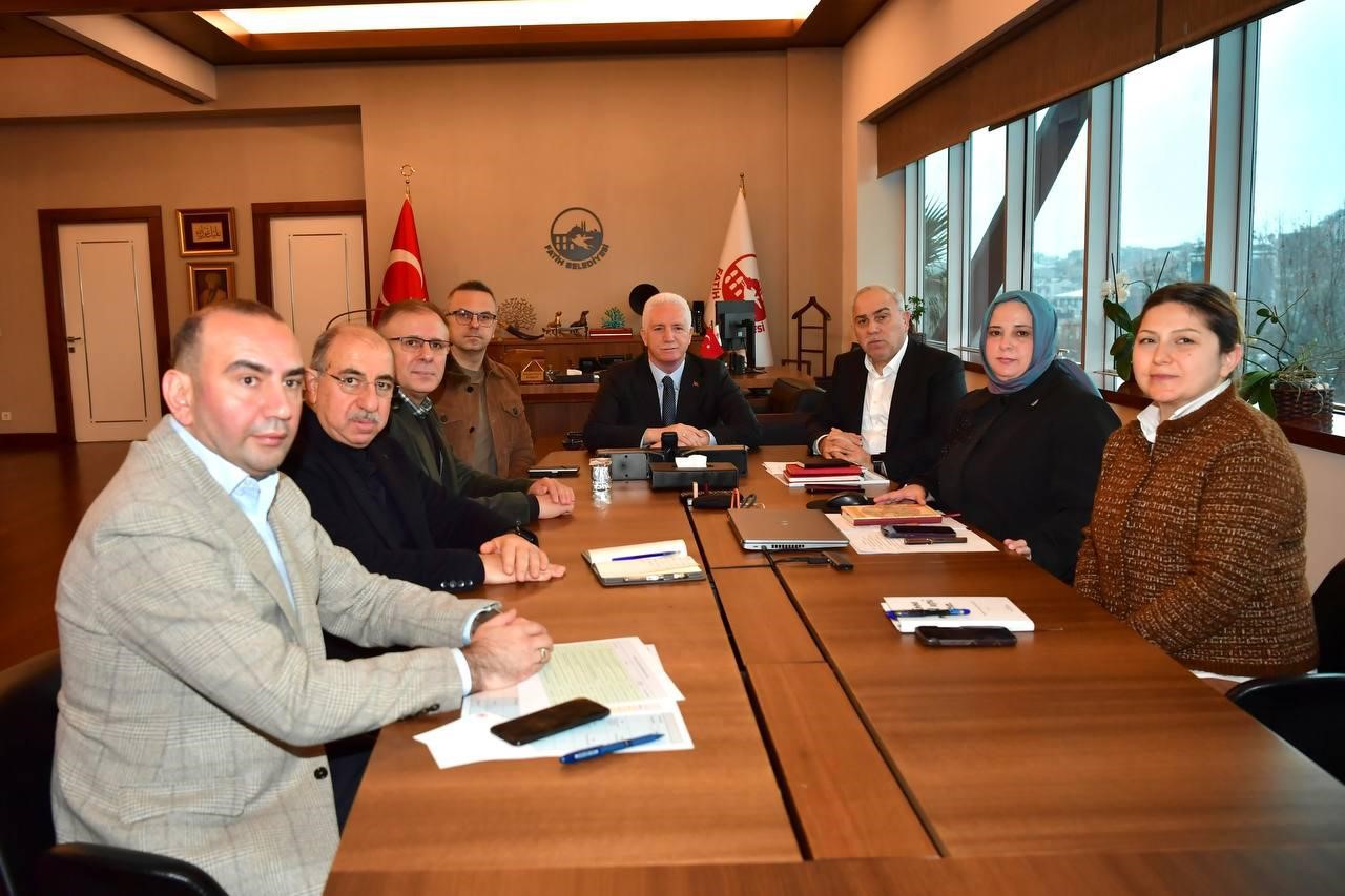 Vali Davut Gül başkanlığında Fatih’te kültürel mirasın korunması değerlendirme toplantısı düzenlendi
Vali Davut Gül başkanlığında Fatih’te kültürel mirasın korunması değerlendirme toplantısı düzenlendi