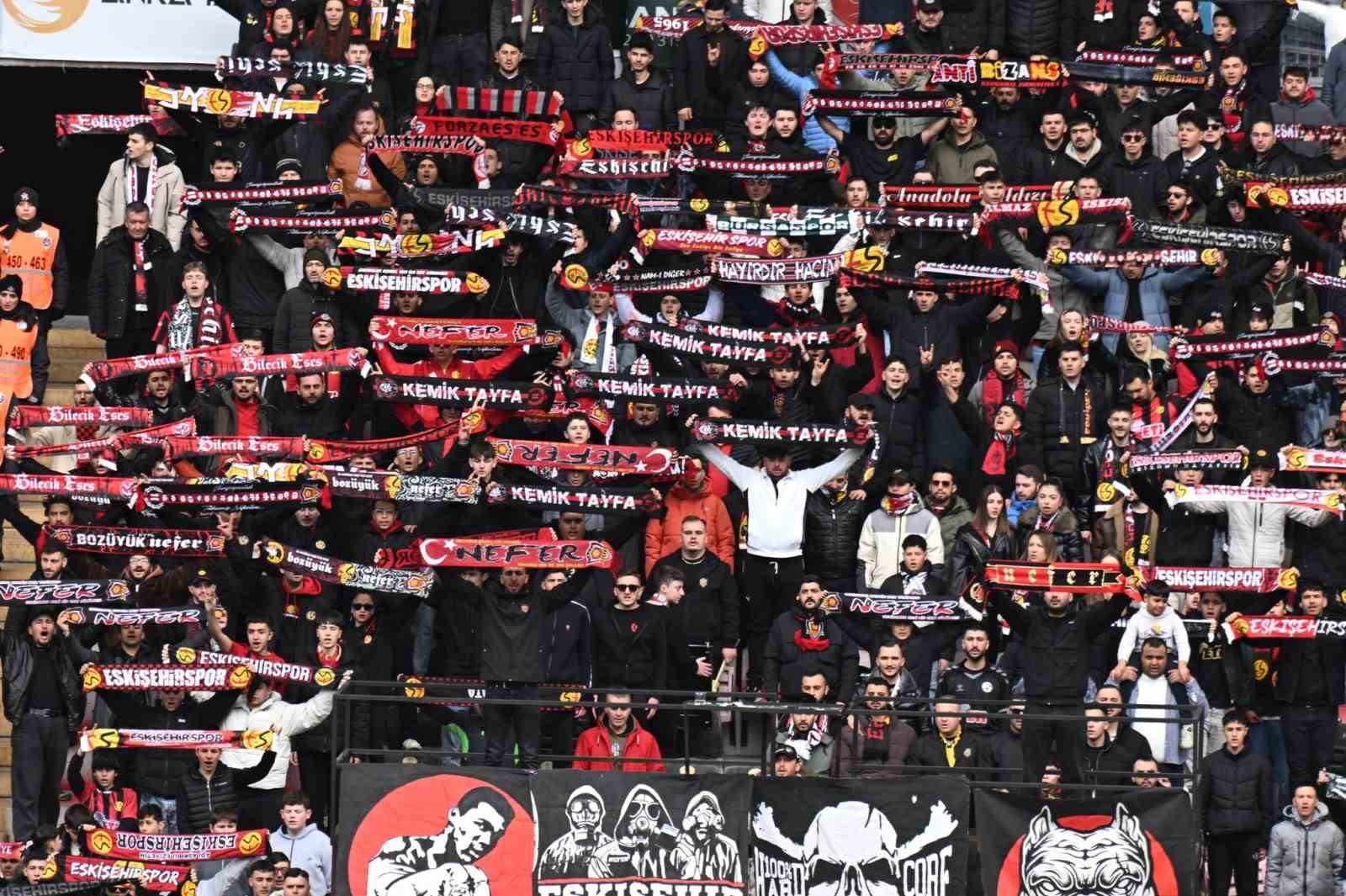 Vali Dr. Erdinç Yılmaz Eskişehirspor’un galibiyet coşkusuna ortak oldu
