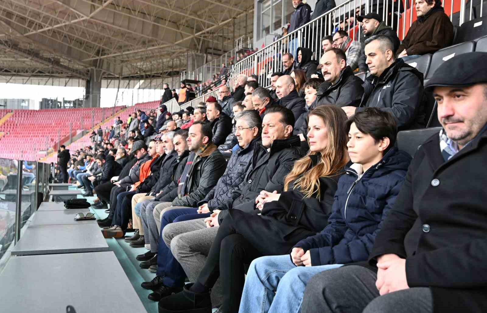 Vali Dr. Erdinç Yılmaz Eskişehirspor’un galibiyet coşkusuna ortak oldu
