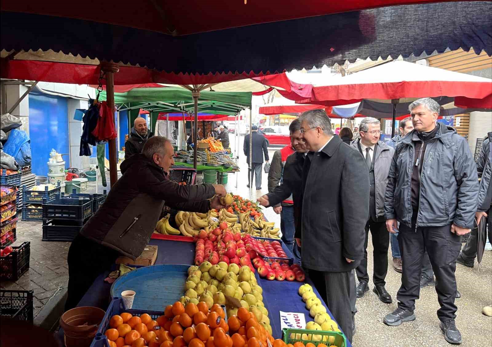 Vali Dr. Erdinç Yılmaz, pazarcı esnafıyla buluştu
