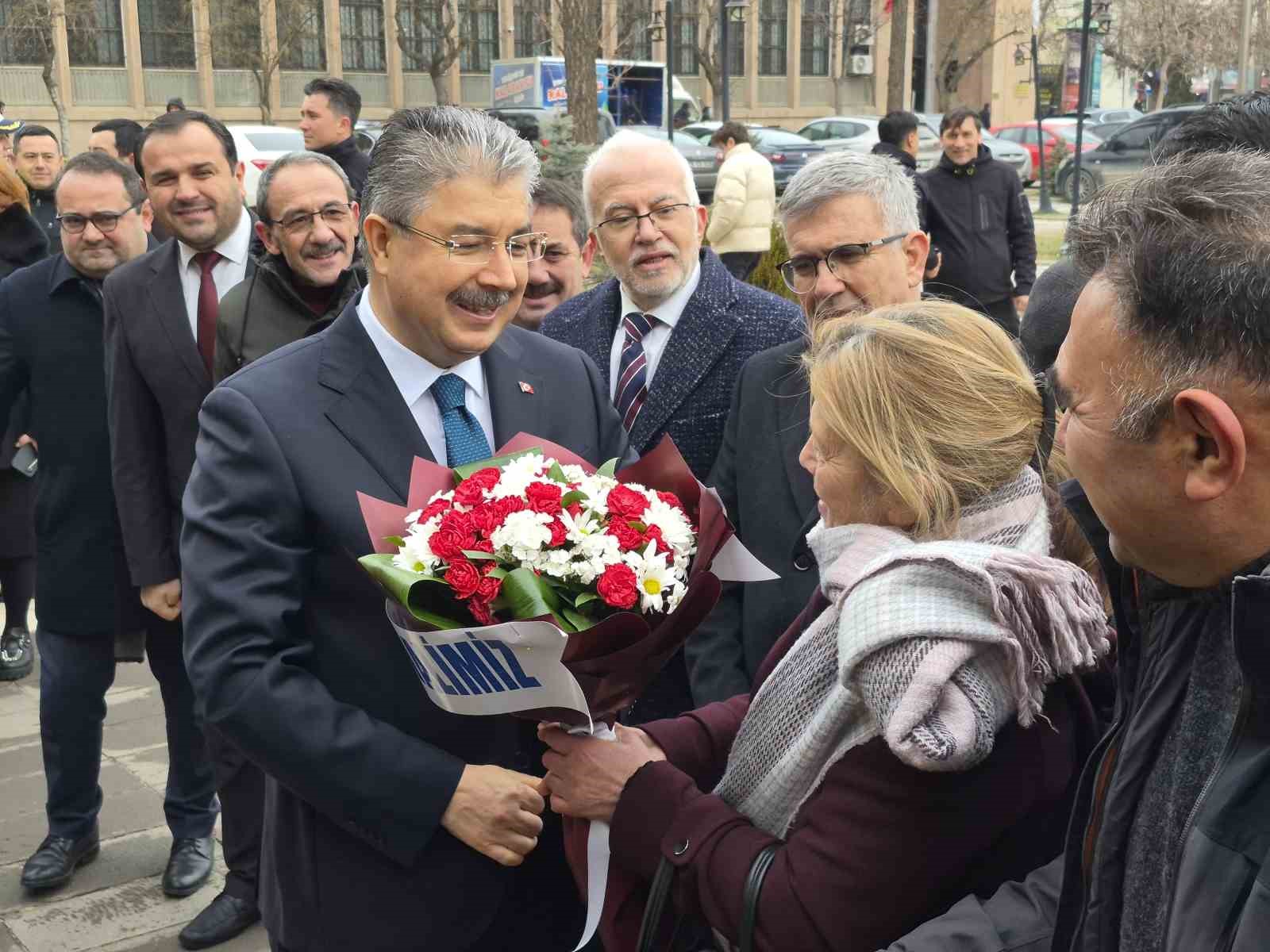 Vali Dr. Erdinç Yılmaz’ın ilk mesajı Eskişehir’e hizmet oldu
