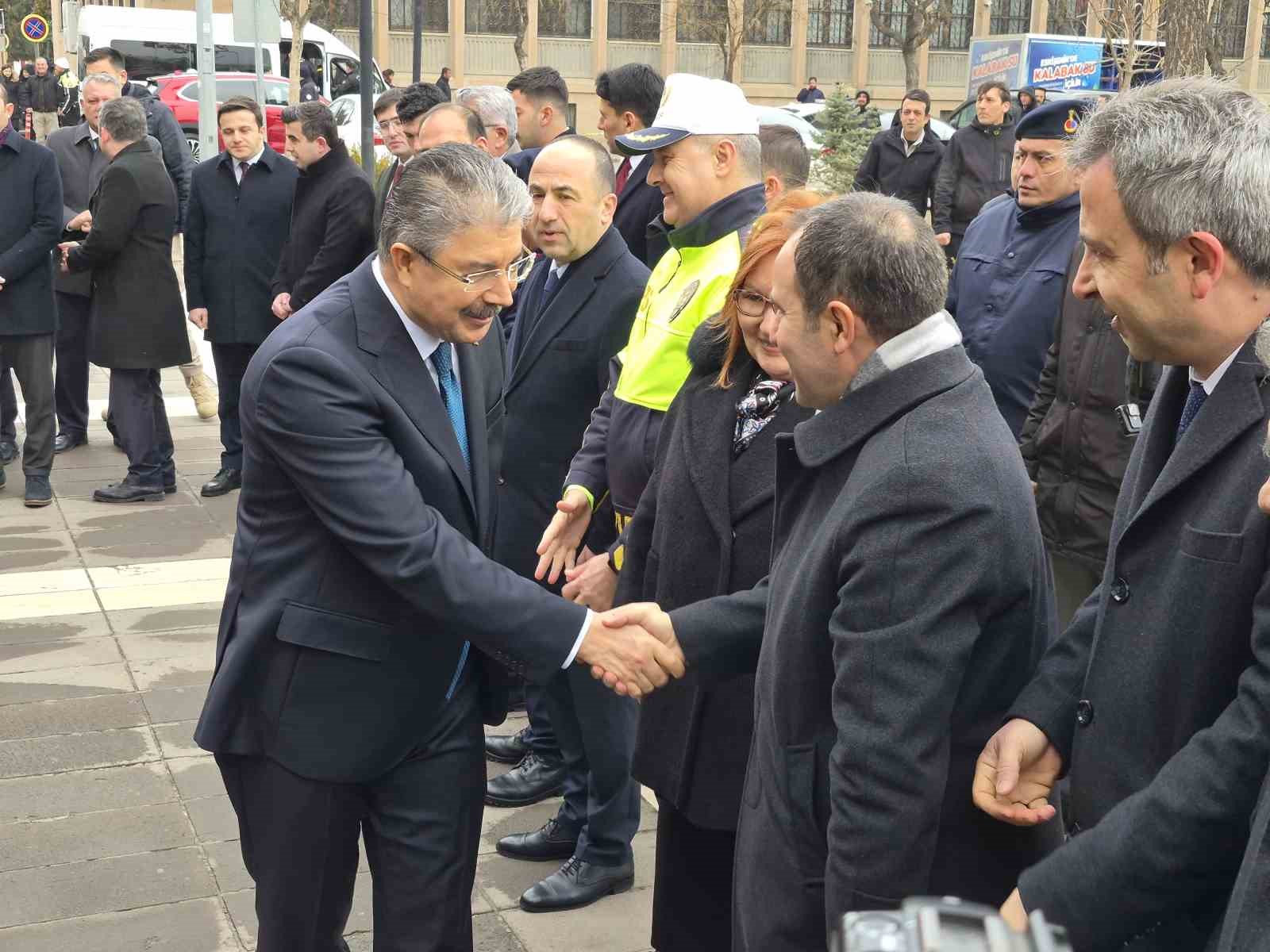 Vali Dr. Erdinç Yılmaz’ın ilk mesajı Eskişehir’e hizmet oldu
