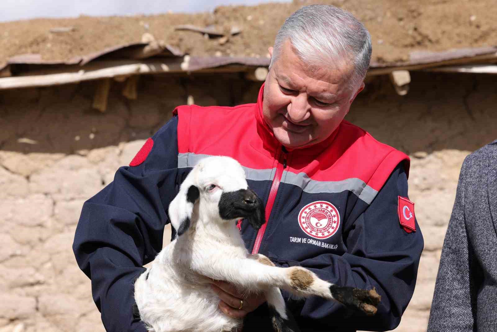 Vali Duru: "1,5 milyarlık finansmanla 125 bin küçükbaş hayvan alımı yapılacak"
Vali Duru: "1,5 milyarlık finansmanla 125 bin küçükbaş hayvan alımı yapılacak"