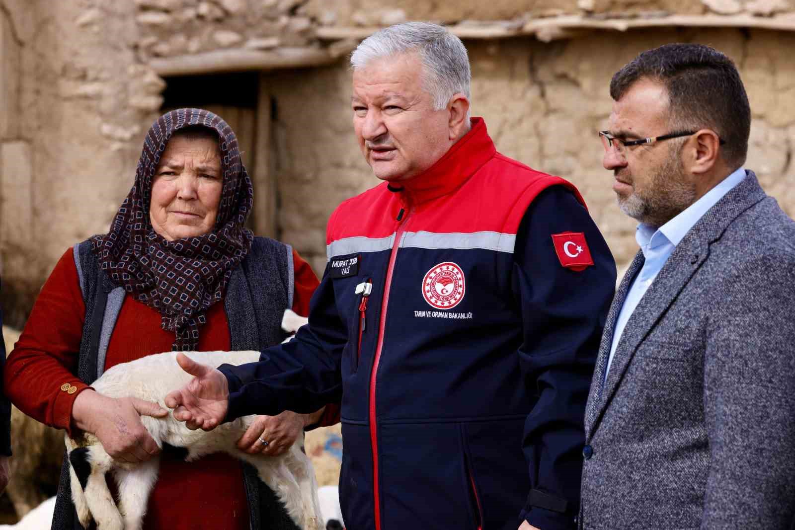 Vali Duru: "1,5 milyarlık finansmanla 125 bin küçükbaş hayvan alımı yapılacak"
Vali Duru: "1,5 milyarlık finansmanla 125 bin küçükbaş hayvan alımı yapılacak"